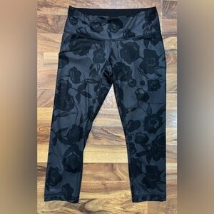 Lululemon Wunder Under Crop II leggings in a Flat Inky Floral Print Size 6
